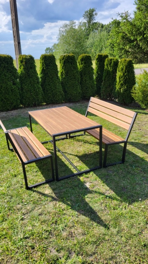 Zestaw ogrodowy „Stal & Drewno” – 2 ławki + stół