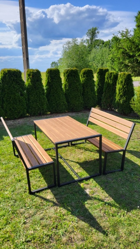 Zestaw ogrodowy „Stal & Drewno” – 2 ławki + stół
