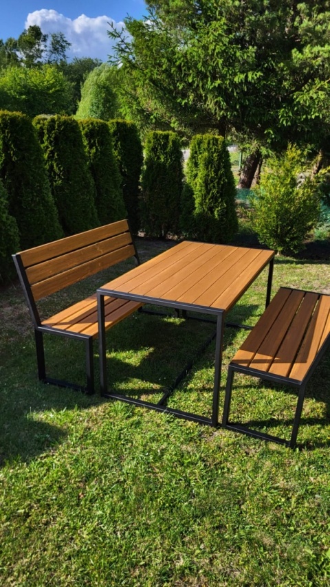 Zestaw ogrodowy „Stal & Drewno” – 2 ławki + stół